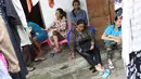 Sejumlah Pembantu Rumah Tangga (PRT) pengganti atau infal beristirahat di tempat Penyalur Tenaga Kerja Bu Gito, Jakarta, Senin (19/6). Menjelang H-6 lebaran, permintaan jasa pembantu rumah tangga (PRT) infal meningkat. (Liputan6.com/Immanuel Antonius)