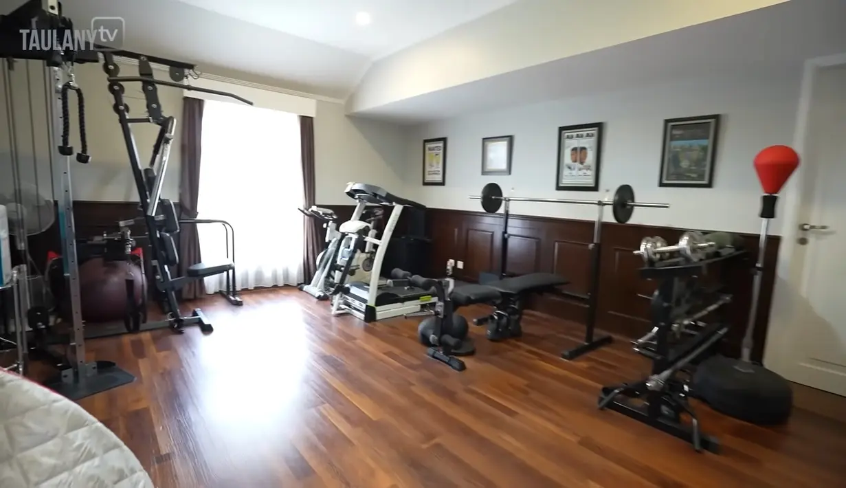 Ia juga punya gym, walking closet dan kamar-kamar dengan interior unik. [YouTube Taulany TV]