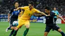 Pemain Australia, Tomi Juric berusaha mengontrol bola saat Jepang saat melawan Australia di pertandingan kualifikasi Piala Dunia Grup B di Saitama, Jepang (1/9). (AP Photo / Shuji Kajiyama)
