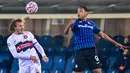 Bek Midtjylland, Alexander Scholz dan penyerang Atalanta, Luis Muriel melakukan sundulan pada matchday kelima Grup D Liga Champions di Atleti Azzurri d'Italia, Rabu (2/12/2020) dini hari WIB. Atalanta membuka peluang lolos ke babak 16 besar usai menahan imbang Midtjylland 1-1 (MIGUEL MEDINA/AFP)
