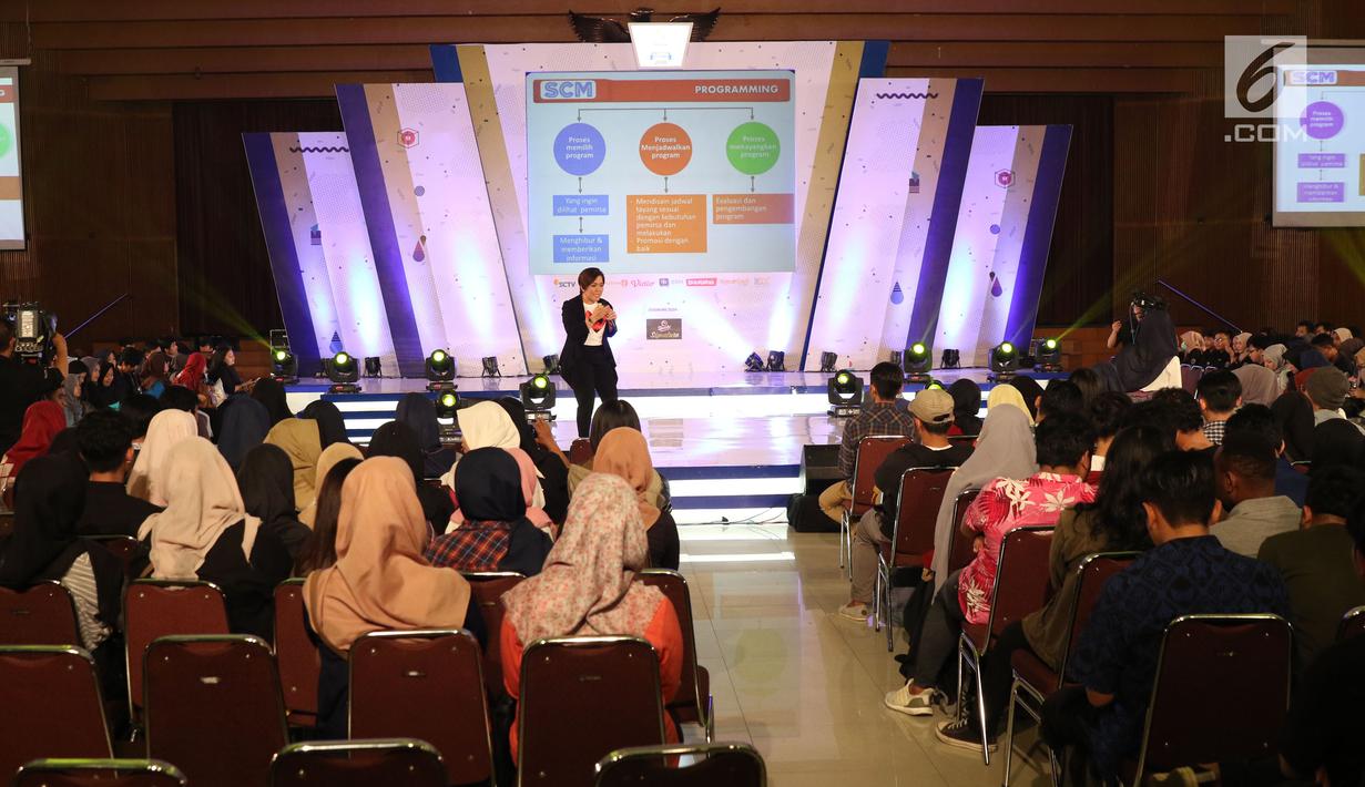 Direktur Program SCM, Harsiwi Achmad memberikan materi tentang dunia pertelevisian kepada peserta EGTC 2018 Bandung di Graha Sanusi Hardjadinata, Universitas Padjajdaran, Bandung, Kamis (6/12). (Liputan6.com/Helmi Fithriansyah)