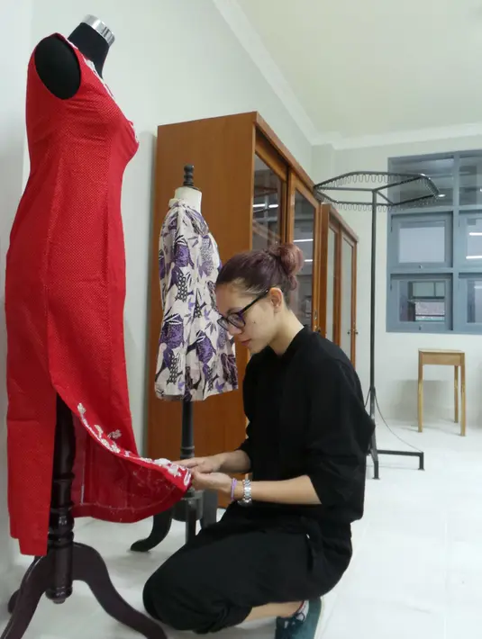 Shae sedang mengagumi salah satu hasil kerajinan dari para siswi LPATR Dena Upakara, Wonosobo. (Dreses Putranama/Bintang.com)