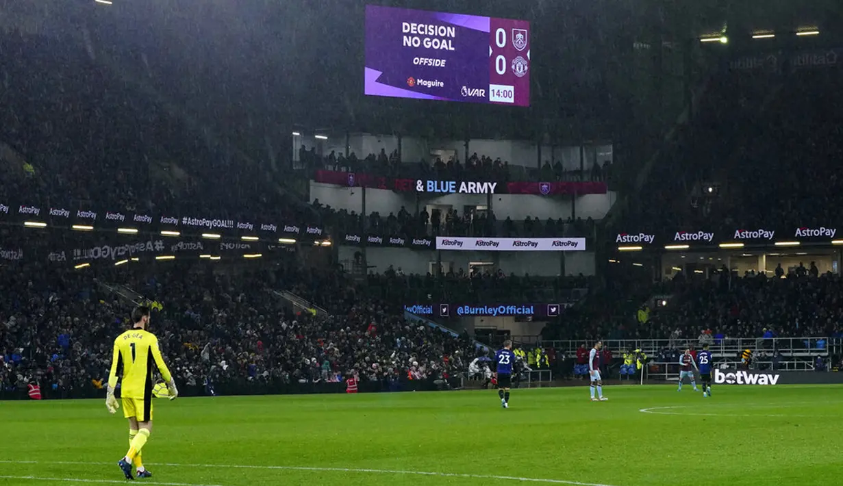 Keputusan "Tidak ada gol" diumumkan pada layar saat pertandingan sepak bola Liga Inggris antara Burnley dan Manchester United di Turf Moor, Burnley, Inggris, 8 Februari 2022. Pertandingan berakhir imbang 1-1. (AP Photo/Jon Super)
