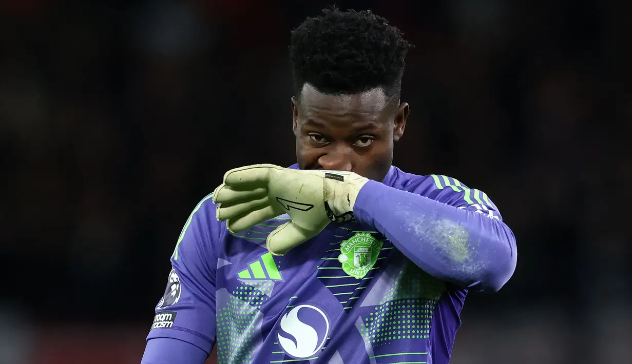 <p>Kiper Manchester United, Andre Onana, menyeka wajahnya saat laga lanjutan Liga Inggris 2024/2025 melawan Newcastle yang berlangsung di Old Trafford, Manchester, Inggris, Selasa (31/12/2024) WIB. (AFP/Darren Staples)</p>