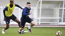 Presnel Kimpembe (kiri) dan Kevin Gameiro  tengah serius berlatih jelang melawan Bulgaria pada kualifikasi Piala Dunia 2018 di di Clairefontaine-en-Yvelines dekat Paris, (4/10/2016). (AFP/Franck Fife)