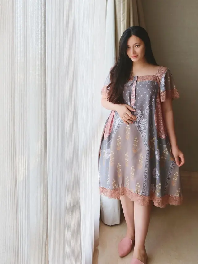 FOTO: Gaya Asmirandah Pakai Gaun Vintage, Tampil Feminin dan Menawan