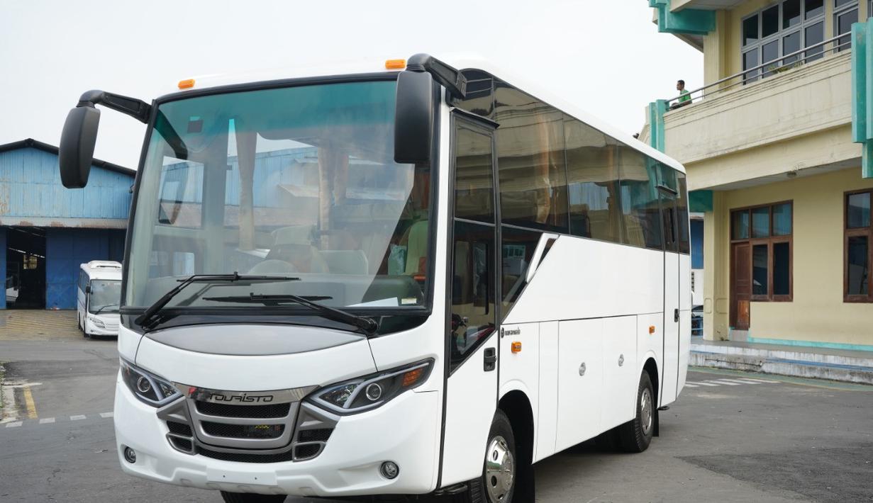 New Armada Touristo menjadi bus 3/4 yang menggunakan mesin depan. Hal ini terlihat dari adanya grill pada bagian muka depan Toristo. (Source: konsultan-mitsubishi.com)