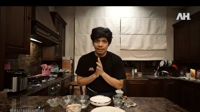 Momen Atta Halilintar Masak Pertama Kali Untuk Aurel, Jadi Suami Romantis. (Sumber: YouTube/Atta Halilintar)