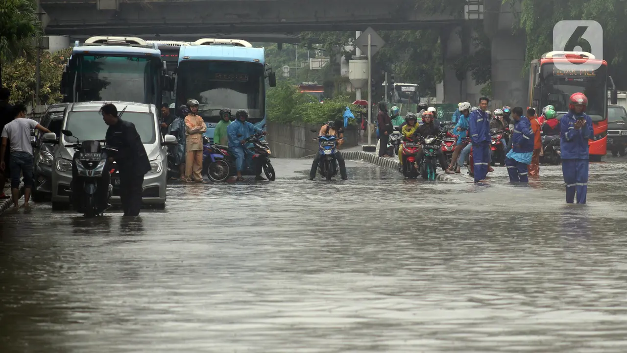 Banjir Rendam Jalan DI Panjaitan