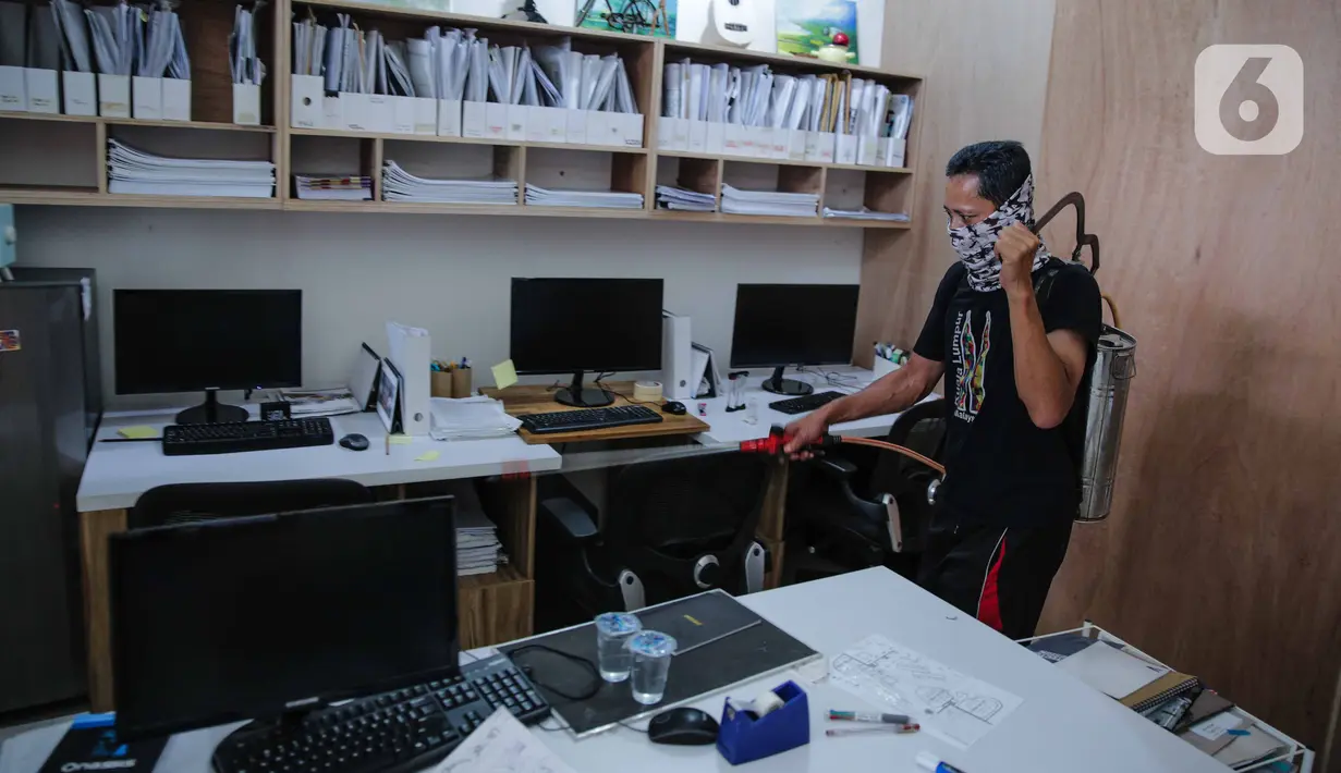 Warga melakukan penyemprotan cairan disinfektan di perumahan Cinere Green Valley, Tangerang Selatan, Banten, Kamis (26/3/2020). Penyemprotan disinfektan secara mandiri ini dilakukan untuk mengantisipasi penyebaran virus corona COVID-19 di lingkungan mereka. (Liputan6.com/Faizal Fanani)