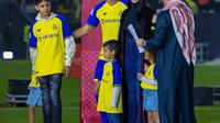 Berbeda dari biasanya, Georgina Rodriguez kini tampil lebih sopan dengan busana tertutup. @dollalin/@giolov-xo