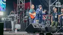 Grup musik Potret tampil pada hari kedua Synchronize Fest 2022 di Gambir Expo Kemayoran, Jakarta, Sabtu (8/10/2022). Potret tampil menghibur pengunjung festival musik Synchronize Fest 2022 dengan membawakan hits-hitsnya seperti Bunda, Anak Sekolah, Musim Putus, Galih Ratna, Salah, dan sebagainya. (Liputan6.com/Faizal Fanani)