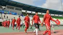 Para pemain Timnas Indonesia U-19 bersiap melawan Malaysia U-19 pada laga Kualifikasi Piala Asia U-19 2018 di Stadion Public, Paju, Senin (6/11/2017). Indonesia kalah 1-4 dari Malaysia. (AFP/Kim Doo-Ho)
