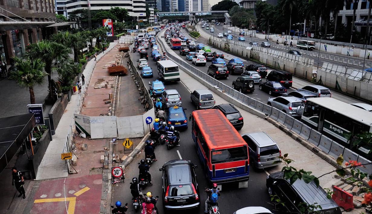Penyempitan jalan terkait proyek transportasi mass rapid transit (MRT) tersebut kerap mengakibatkan lalu lintas padat, Jakarta, Selasa (17/6/14). (Liputan6.com/Faizal Fanani)