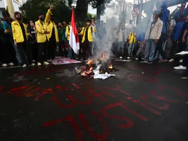 Mahasiswa saat melakukan aksi unjuk rasa di kawasan Patung Kuda, Jakarta, Senin (17/2/2025). (Liputan6.com/Helmi Fithriansyah)