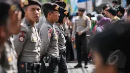 Petugas kepolisian berbaris menjaga jalan yang dilalui Para kepala Negara dan delegasi dari Asia dan Afrika mengikuti 'Historical Walk' dalam rangkaian Peringatan KAA ke-60, di Jalan Asia Afrika, Bandung, Jumat (24/4/2015). (Liputan6.com/Faizal Fanani)