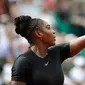 Serena Williams bersiap memukul bola saat melawan petenis ari Ceko Krystina Pliskova dalam turnamen tenis Perancis Terbuka di stadion Roland Garros di Paris, Prancis (29/5). Pada laga ini Serena menang dua set langsung. (AP / Alessandra Tarantino)