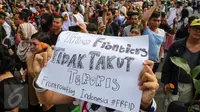 Sejumlah warga bersama organisasi masyarakat menggelar aksi solidaritas di Sarinah, Jakarta, Jumat (14/1/2016). Aksi '#KAMITIDAKTAKUT' menyerukan persatuan diantara masyarakat Indonesia untuk tidak takut aksi terorisme. (Liputan6.com/Faizal Fanani)
