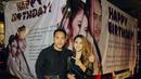 Semula Jenita Janet memberikan hadiah khusus kepada sang suami berupa banner  bertuliskan Happy Birthday yang dipasang di truk. Ini membuat Danu Sofwan tertawa. (Foto: Instagram/@jenitajanet)