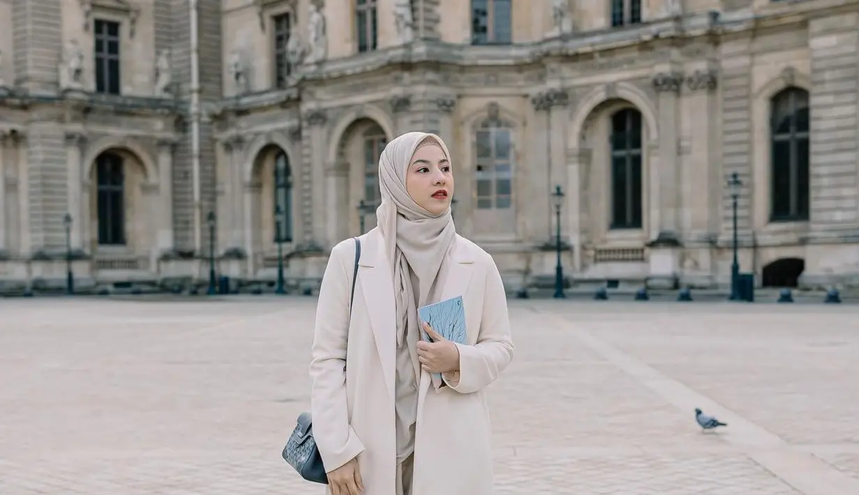 Padukan gamis dengan coat, gaya berpakaian Natasha Rizky saat liburan ke Paris bisa jadi inspirasi. @natasharizkynew