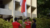 Bek Timnas Indonesia U-19, Firza Andika saat bertugas sebagai pengibar bendera di Yogyakarta pada HUT RI ke-73. (Bola.com/Ronald Seger)