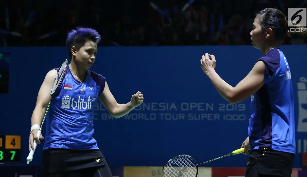 Pebulu tangkis ganda putri Indonesia, Greysia Polii/Apriyani Rahayu bersorak saat melawan Kim So Yeong/Kong Hee Yong (Korsel) di babak 16 besar Indonesia Open 2019 di Istora Senayan, Jakarta, Kamis (18/7/2019). Greysia/Apriyani kalah 20-22, 21-18, 13-21. (Liputan6.com/Helmi Fithriansyah)