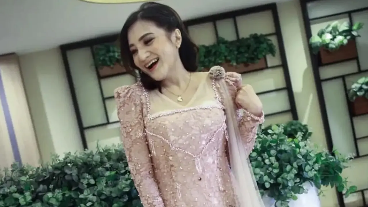 5 Potret Kebaya Kiki Amalia Saat Jadi MC, Detail Payet dan Bordirnya Menawan