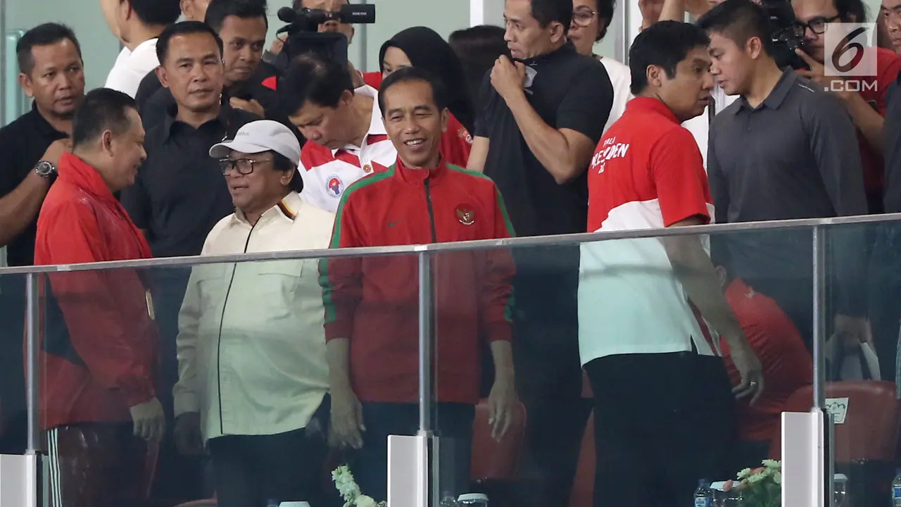 Pakai Jersey Timnas, Jokowi Tonton Pertandingan Final Piala Presiden 2018
