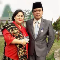 Ari Umbu, ayah Marion Jola, bersama istri (Facebook/Ari Umbu)