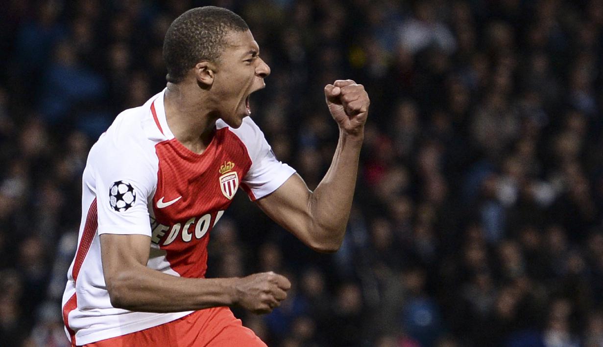 Kylian Mbappe menjadi pemain termuda yang masuk nominasi penghargaan Ballon d'Or tahun 2017. Saat itu dirinya berumur 18 tahun 353 hari. Mbappe berhasil tampil apik bersama AS Monaco dan berhasil menyabet gelar Liga Prancis musim 2016/2017. (Foto: AFP/Oli Scarff)