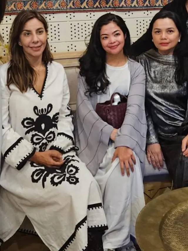 Gaya Niena Kirana Istri Menteri Olahraga Dito Ariotedjo saat Umrah. [@yanti.airlangga]