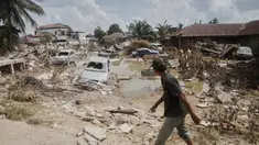 Puing-puing mobil berserakan di area yang hancur akibat banjir bandang di Aceh Tamiang, Jumat 5 Desember 2025. Sepekan lebih pasca terjangan banjir bandang, situasi dan kondisi Kabupaten Aceh Tamiang masih sangat memprihatinkan. (AP Photo/Binsar Bakkara)