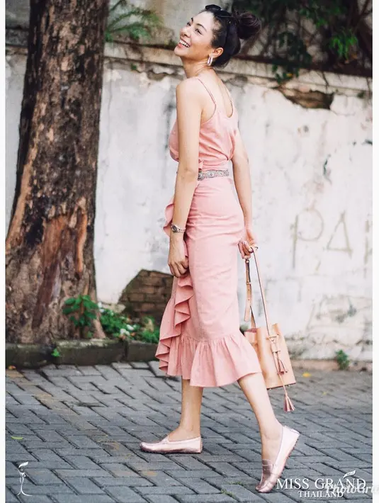 Sepertinya wanita yang berhasil merebut hati Igun ini memang nggak pernah dandan yang berlebihan. Gayanya yang simple selalu berhasil membuatnya terlihat elegan. (Instagram/faye_malisorn)