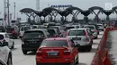 Kendaraan pemudik mengantre memasuki gerbang tol Palimanan, Cirebon, Jawa Barat, Sabtu (24/6). Pada H-1 Lebaran Volume kendaraan menuju Jawa Tengah terpantau ramai lancar. (Liputan6.com/Gempur M Surya)