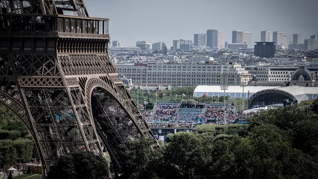 Detail Menara Eiffel dan tribun tempat penyelenggaraan diambil dari perangkat Televisi Prancis di Trocadero, selama Olimpiade Paris 2024, di Paris, pada 31 Juli 2024.
