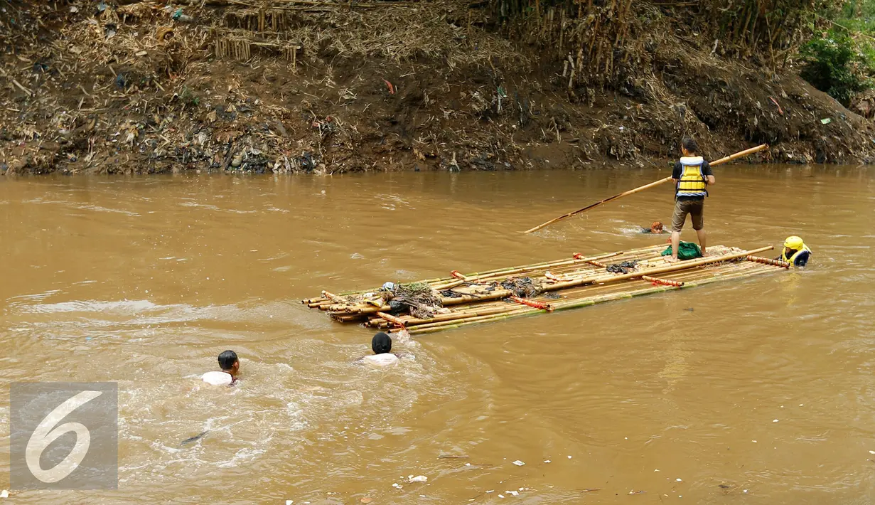 Tim penyisir Ciliwung menggunakan perahu getek saat membersihkan sampah yang menggenang di jalur kali Ciliwung Codet saat perayaan Hari Ciliwung 2015, Jakarta Timur, Rabu (11/11/2015). (Liputan6.com/Yoppy Renato)
