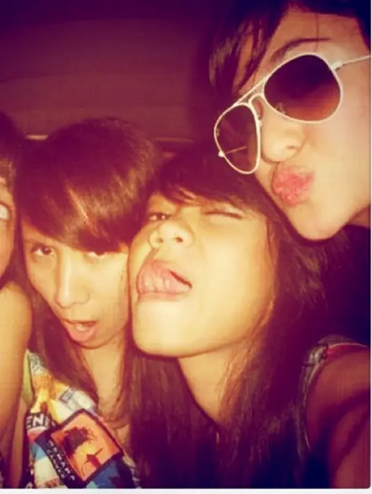 Sejak masih remaja, pemeran sinetron Adam dan Hawa itu terlihat tampil berbeda dari teman-temannya. (Instagram/marshanda99)