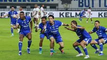 Para pemain Persib Bandung merayakan gol yang dicetak oleh Thom Haye ke gawang Malut United dalam laga pekan ke-20 BRI Super League 2025/2026 di Stadion Gelora Bandung Lautan Api, Bandung, Jumat (6/3/2026) malam WIB. (Bola.com/Erwin Snaz)