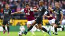 Gelandang Liverpool, Fabinho, berebut bola dengan pemain Burnley, Jack Cork, pada laga Premier League 2019 di Stadion Turf Moor, Sabtu (31/8). Liverpool menang 3-0 atas Burnley. (AP/Anthony Devlin)