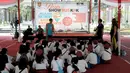 Sejumlah siswa SD mendengarkan dongeng antikorupsi saat Roadshow Bus KPK tiba di Balai Kota Semarang, Jawa Tengah, Sabtu (13/10). Langkah ini untuk mencegah korupsi sejak dini. (Liputan6.com/Gholib)