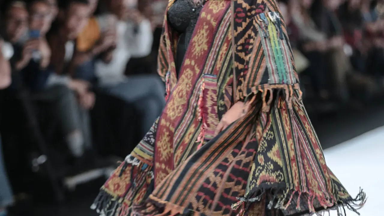 Menteri Susi Pudjiastuti di Catwalk JFW