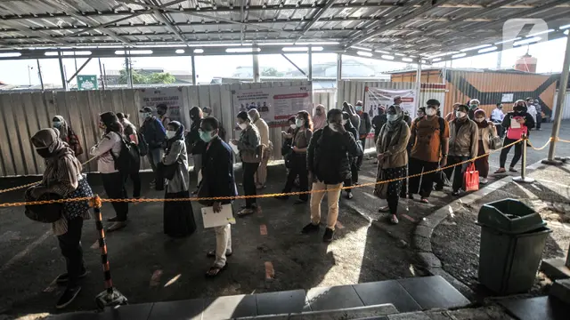 Pemeriksaan STRP Penumpang KRL di Stasiun Bekasi