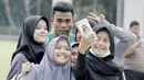 Bek Timnas Indonesia, Nurhidayat Haris, foto bersama fans usai latihan di Lapangan ABC Senayan, Jakarta, Kamis (22/2/2018). Latihan ini dilakukan untuk persiapan Piala AFF U-18 2018 dan Piala Asia U-19 2018. (Bola.com/M Iqbal Ichsan)
