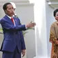 Presiden Jokowi saat menunggu kedatangan Presiden Republik Afrika Selatan Jacob Zuma di Istana Merdeka Jakarta, Rabu (8/3). Presiden Afrika Selatan bersama istri tiba di Istana Merdeka sekitar pukul 15.00 WIB. (Liputan6.com/Angga Yuniar)