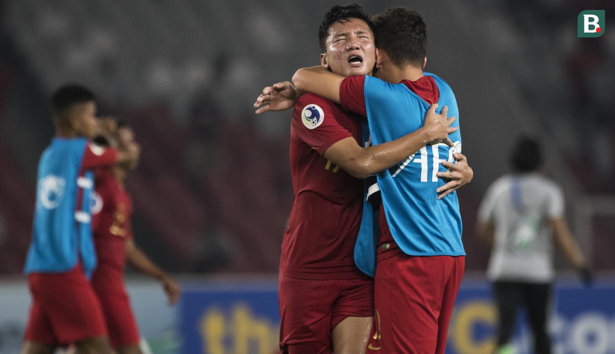 Gelandang Timnas Indonesia, Syahrian Abimanyu, merayakan kemenangan atas UEA pada laga AFC U-19 Championship di SUGBK, Jakarta, Selasa (24/10). Indonesia menang 1-0 atas UEA. (Bola.com/Vitalis Yogi Trisna)