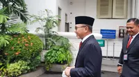 &nbsp;Ketum PAN Zulkifli Hasan tiba di Istana Negara setelah isu tentang dia diangkat menjadi Menteri Perdagangan (Mendag). (Lizsa Egeham/Liputan6)