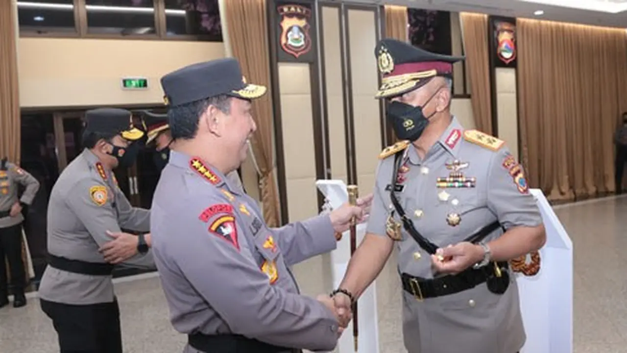 Kapolri Jenderal Polisi Drs Listyo Sigit Prabowo memberikan selamat pada Irjen Pol Drs Setyo Budiyanto.