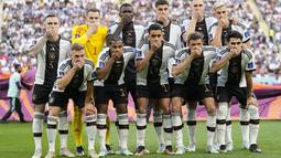 Para pemain timnas Jerman menutupi mulut mereka saat berpose untuk foto grup jelang pertandingan Grup E Piala Dunia 2022 Qatar melawan Jepang di Stadion Internasional Khalifa di Doha, Rabu (23/11/2022). Aksi itu adalah bentuk protes Tim Panser kepada FIFA terkait ban kapten pelangi "One Love" yang melambangkan dukungan kepada kelompok LGBTQ+. (AP Photo/Ebrahim Noroozi)