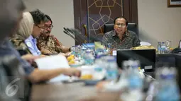 Menteri Koordinator Bidang Maritim Rizal Ramli memberikan paparan saat rapat koordinasi di Gedung BPPT, Jakarta, Kamis (21/1/2016). Rapat koordinasi tersebut membahas pangan dan kemiskinan. (Liputan6.com/Faizal Fanani)