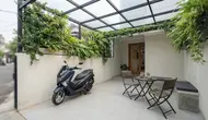 7 Desain Garasi Motor yang Menyatu dengan Teras untuk Rumah Sempit, Solusi Pintar Hunian Minimalis